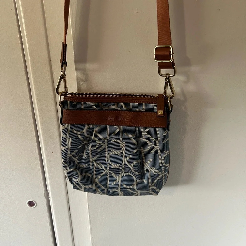 Calvin Klein Crossbody Bag - Picture 1 of 2